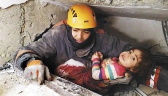 [포토] 터키 지진 39명 사망… 구사일생 소녀의 미소