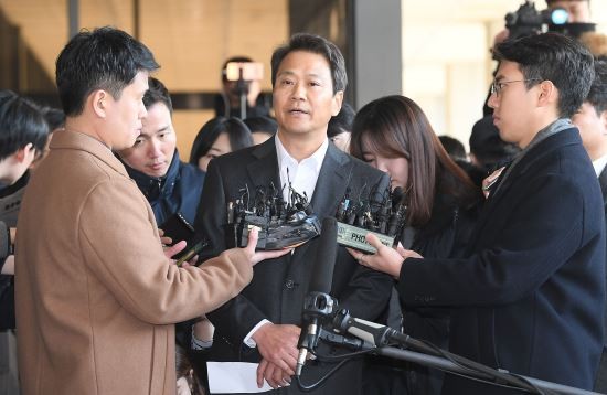 임종석, 중진공 이사장 임명 의혹 수사에 출석…진술 거부