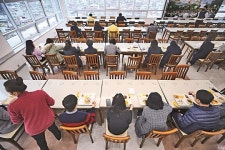 [포토] 코로나가 바꿔놓은 구내식당 풍경