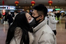 “스킨십 해야하나요?” 코로나19가 갈라 놓은 연인 사이