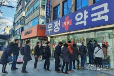 평일에 마스크 못 구한 직장인들… “포켓몬고도 아니고, 늦잠은 다 잤네”