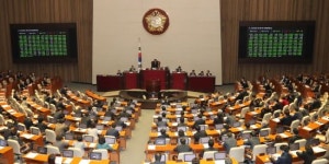 225명 중 222명 찬성…코로나 추경안 본회의 통과했다
