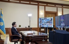 문 대통령 “의사·기업인 필수인력 입국 허용하자”…G20 제안