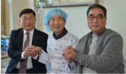 부친, 삼촌들 심장이식 받은 한국 병원에 ‘코로나19 보은(報恩)’