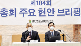 코로나19 확산세 안 꺾여  대부분 온라인 예배 유지