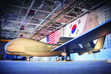 괌 배치 미국 B-52H 5대 돌연 본토로 철수… 방위비 압박인가
