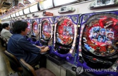 줄잇는 원정도박꾼…긴급사태 日 파친코장은 성업중
