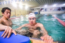 [코로나19 극복기]장애와 비장애 하모니로 잇고···편견의 물살 가르고!