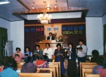 청년들 교회에 오물 뿌리고 천막교회에 화약 던져