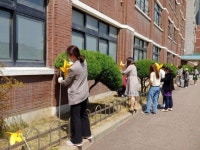 인천만성중 노랑바람개비 화단에 꽂으며 개학준비