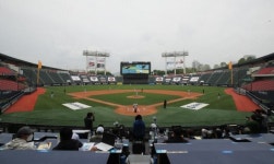 [포토] 5월 5일 프로야구 개막 ‘거리두기’ 시구 눈길