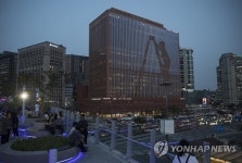 서울스퀘어도 뚫렸다… 입주사 직원 확진에 해당 층 폐쇄