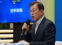 문 대통령, 스타트업 청년 리더 만나 “다윈의 바다 넘자”