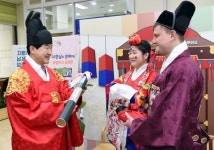 [포토] 의정부서 전통 혼례복 입고 인증샷 ‘찰칵’
