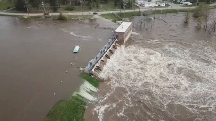 美미시간주 폭우로 댐 2개 붕괴… 비상사태 선포 | 포토뉴스