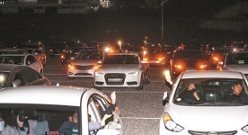 [And 문화] 박수 대신 비상등·클랙션… ‘드라이브 인 콘서트’ 뜬다