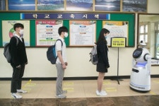 ‘언택트 사회’ 선제적 대응…서초구, 전국 최초로 학교에 AI 로봇 배치