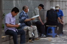 코로나에 갈 곳 잃은 노인들… 더위 피해 ‘거리의 쉼터’ 찾아 유랑