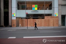 매장 없애는 MS vs 여전히 ‘북적’ 애플스토어…이유는