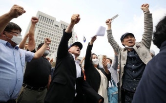 [포착] “역사에 남을 명판결” 이재명 지지자들, 얼싸안고 오열