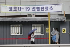 [속보] “서울·경기 학교내 밀집도 3분의 1 수준으로 조정해 등교”