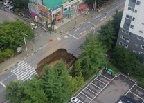 구리시 교문동에 대형 싱크홀 발생…원인 조사 중