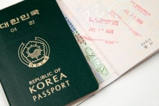 아파트 쓰레기장에 여권 1만8000개가 버려져 있었다