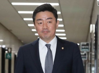 수석대변인 물러난 강훈식 “잘못 인정 못한 순간 적지 않았다”
