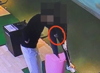 “사타구니 손대고 가슴 주물러” 골프 강사의 수상한 레슨