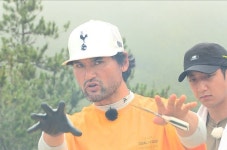 ‘정글의 법칙’ 박찬호·이봉원, 청하 놀리기 삼매경