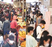 [포토] 북적이는 재래시장·김포공항… 불안한 한가위