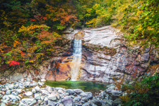 거대한 바위 도화지에 단풍 채색 ‘한 폭의 산수화’