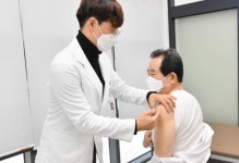 정 총리 “독감 예방접종 예정대로…허위정보 엄정 대응”