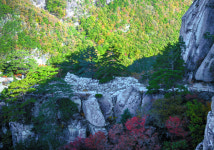 오색찬란 단풍 속 하늘 찌를 듯 솟은 ‘한국의 장자제’