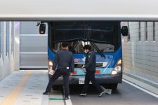 김봉현 소환 3차 조사… ‘검사 술접대 의혹’ 퍼즐 맞춰질까