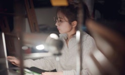 ‘런온’ 신세경, 집순이+밤샘 일상의 스틸컷 공개