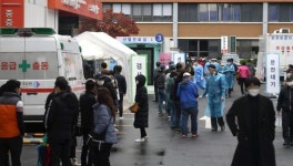 줄지어 코로나 검사 ‘대기중’