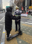 차도 두고 인도로… 전동킥보드 첫날부터 무법질주