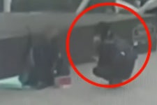노숙청년 앞 한사람만 발길 멈췄다…방배동 모자 CCTV 보니