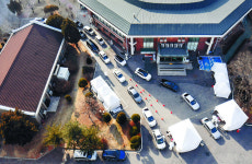 정부 “강한 방역 이미 시행 중”… 3단계 대신 2.5단계 연장