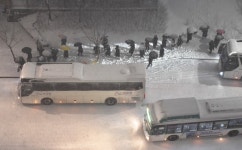 [포착] 버스 밀리자 하나둘 나타난 시민들…새벽 폭설상황