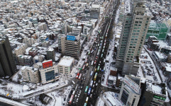 정장에 등산화 신고 폴대 짚고… 빙판 뒤덮인 출근길 ‘엉금엉금’