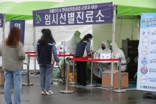 오늘은 500명 안팎… ‘감소? 재확산?’ 갈림길 선 K방역
