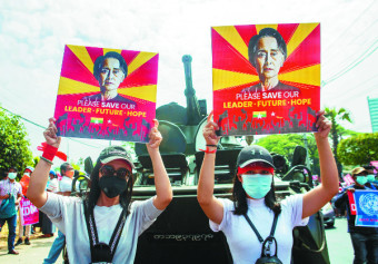 미얀마군, 시위대에 총격… 수치 가택연금 17일까지 연장