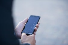 “액정 깨져서…” 노인 휴대폰 빌려 수천만원 결제한 30대