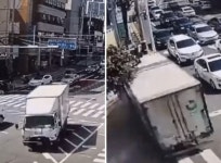 “기사님 안타깝다” 말 나오는 여수 역주행 사고 CCTV