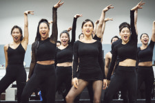 “이렇게 어려운 춤은 처음”… 배우들 땀 흠뻑 밴 ‘시카고’ 연습실