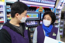 박영선, 편의점 알바 고충 듣더니… “점주에 무인슈퍼 건의”