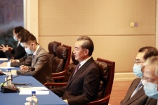 왕이 만난 정의용 “한반도 평화프로세스 진전 위해 中 역할 기대”