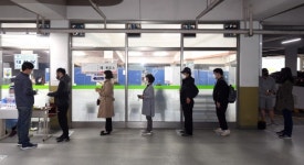 “투표 해야지” 이른 아침 4·7재보선 현장 북적북적